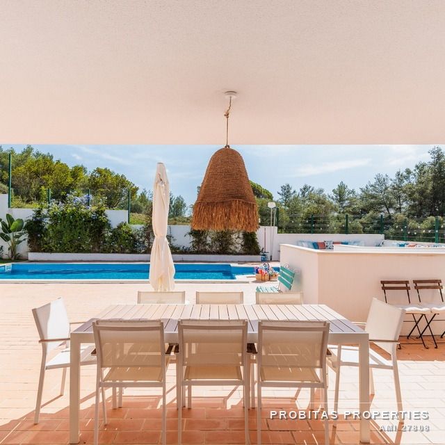 Terraço coberto junto à piscina