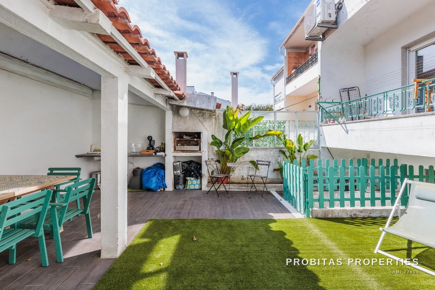 Jardim com zona coberta e churrasqueira