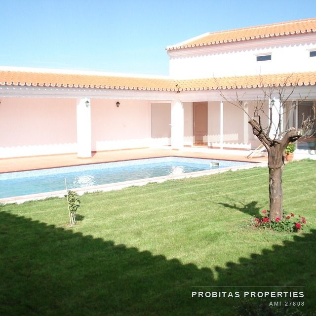Piscina e relvado