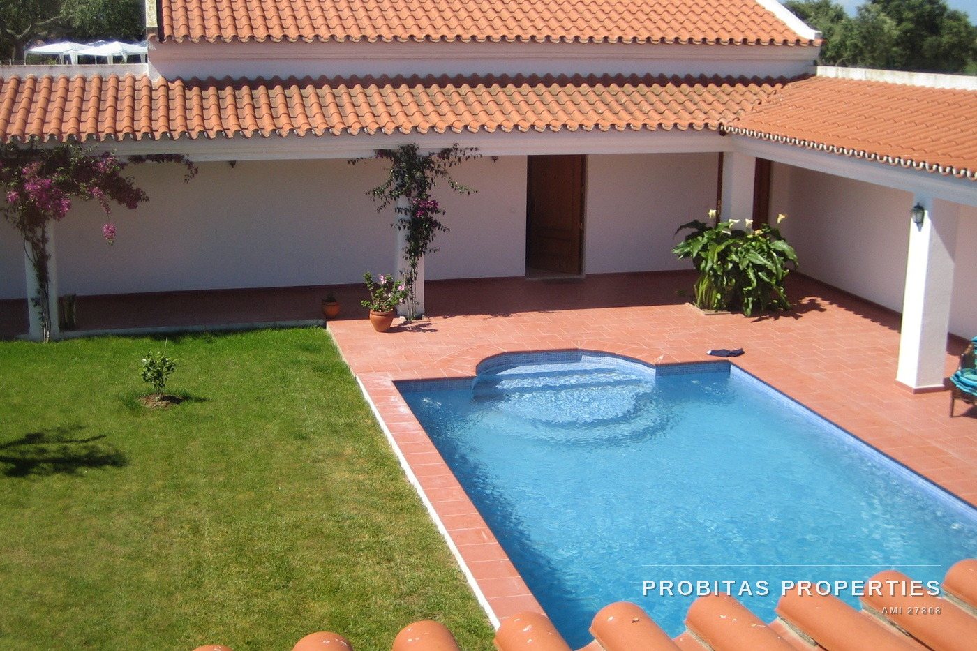 Pátio interior com piscina da Quinta do Carvalho